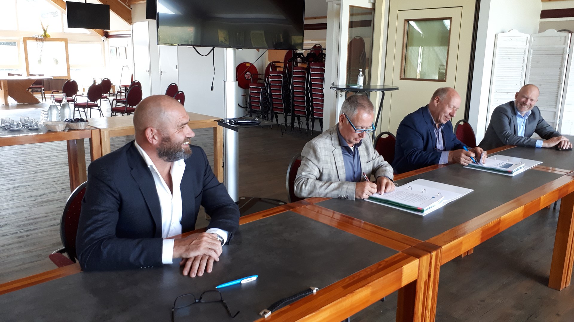 Contract ondertekening door bestuursleden SwifterwinT en Jil Ligterink, directeur bij Dura Vermeer