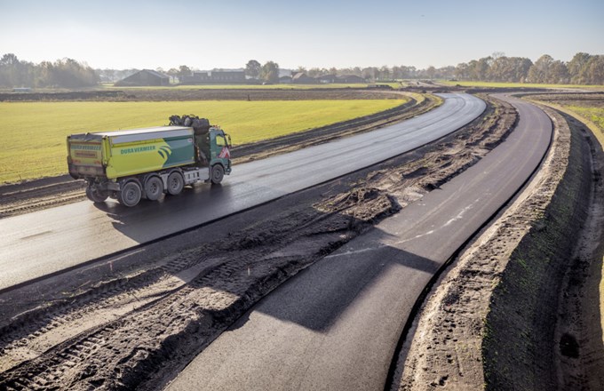 Dura Vermeer vrachtwagen op nieuwe randweg Boekel