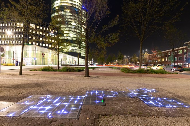 Tegels die energie opwekken in de Croeselaan te Utrecht.