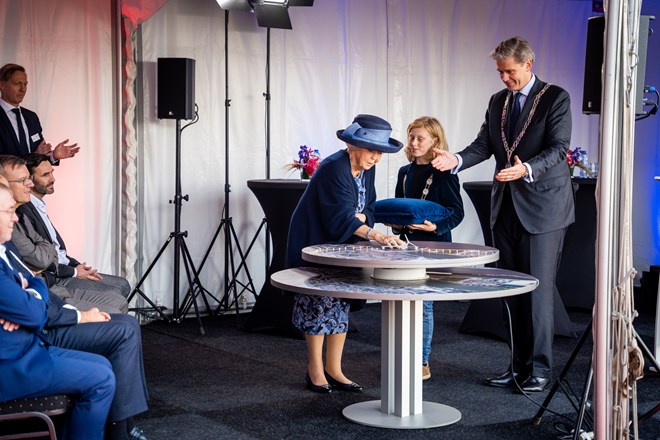 Openingshandeling door Prinses Beatrix bij Prins Clausbrug