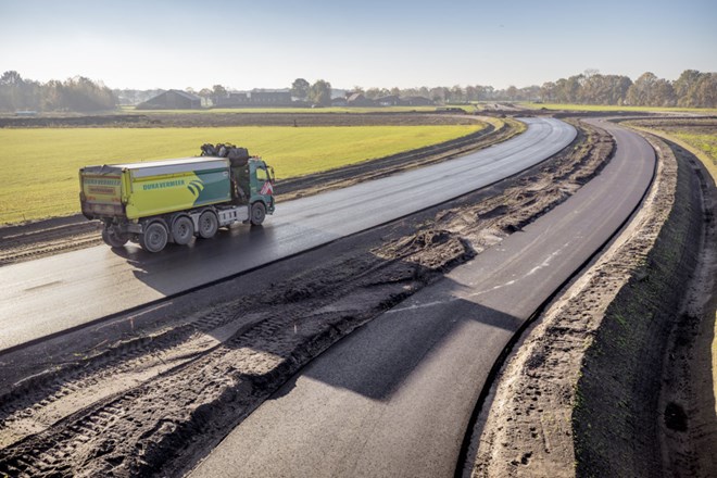 Dura Vermeer vrachtwagen op nieuwe randweg Boekel