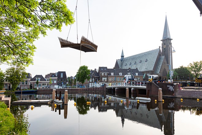 Inhijsen van brug in Leiden