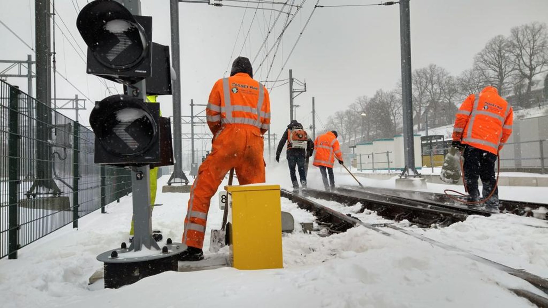 Mensen van Asset rail werken in de sneeuw